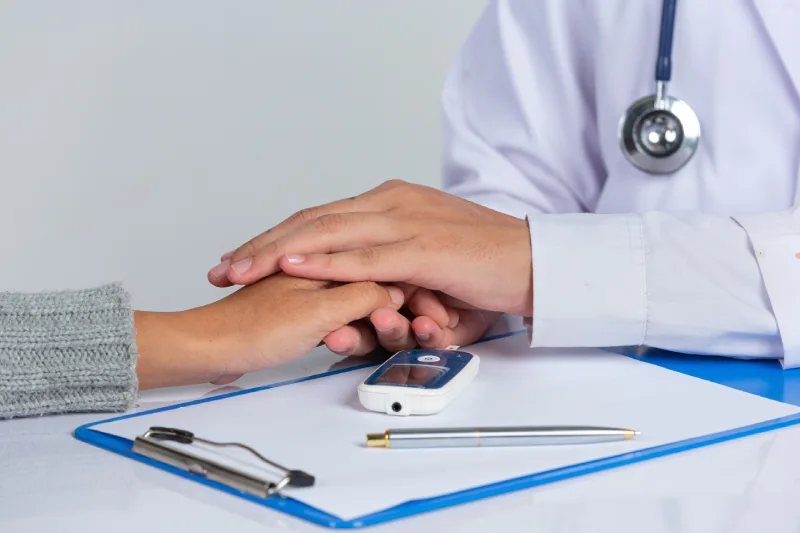 ¿Qué especialista realiza la detección de diabetes?