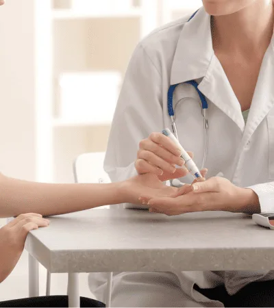 ¿Qué especialista trata la glucosa alta?